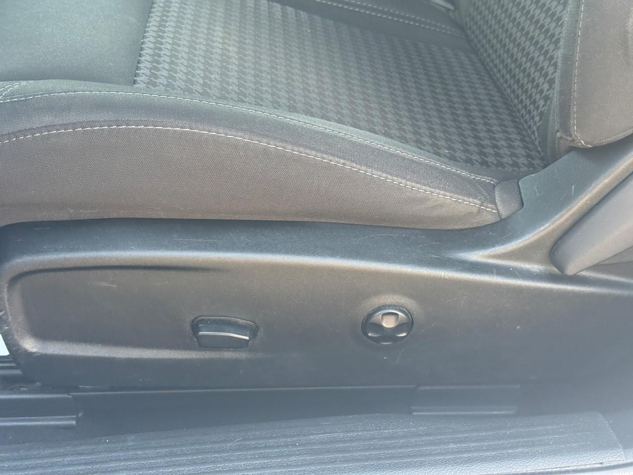 Dodge Challenger Vehicle Full-screen Gallery Image 14