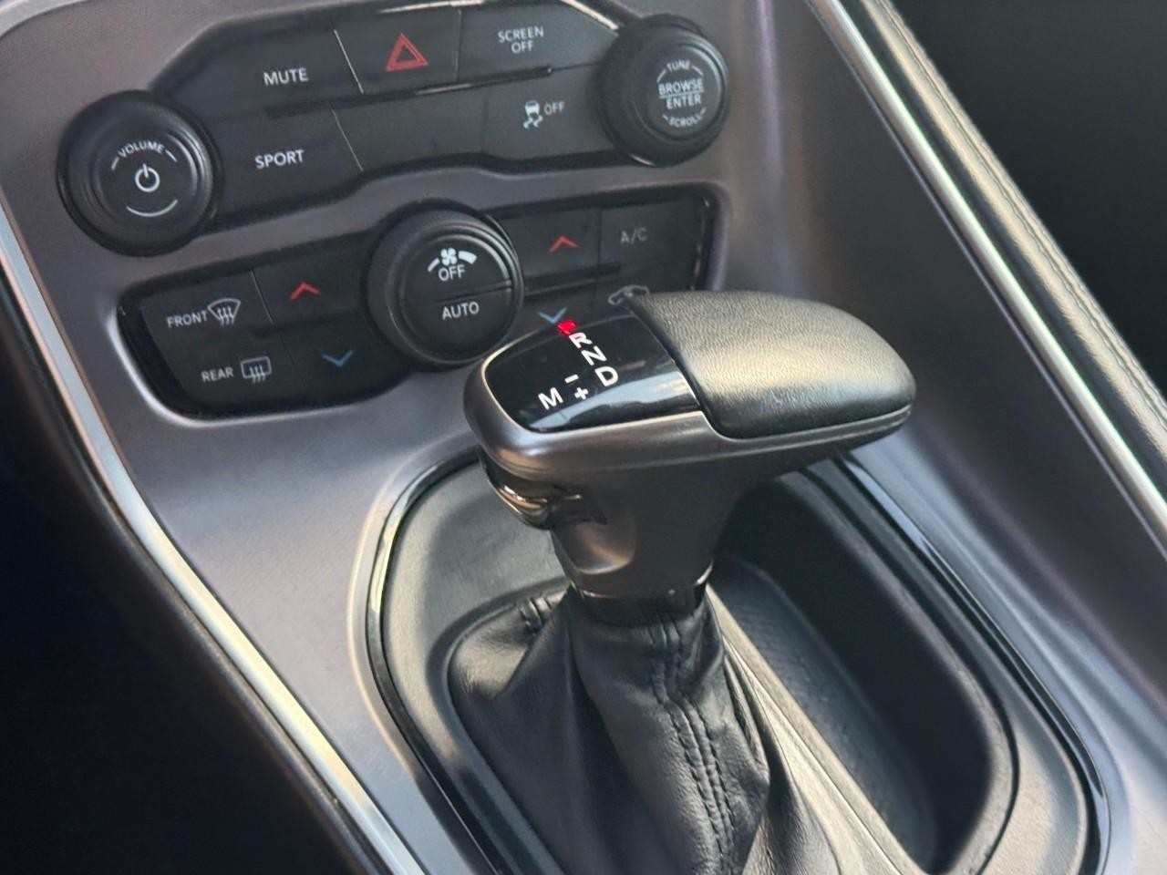 Dodge Challenger Vehicle Full-screen Gallery Image 21