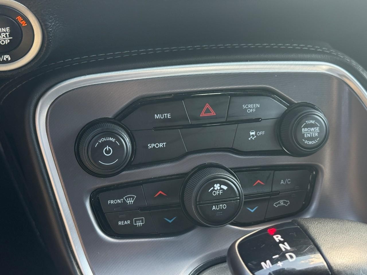 Dodge Challenger Vehicle Full-screen Gallery Image 22