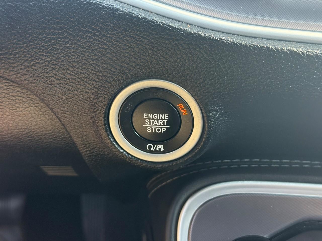 Dodge Challenger Vehicle Full-screen Gallery Image 23