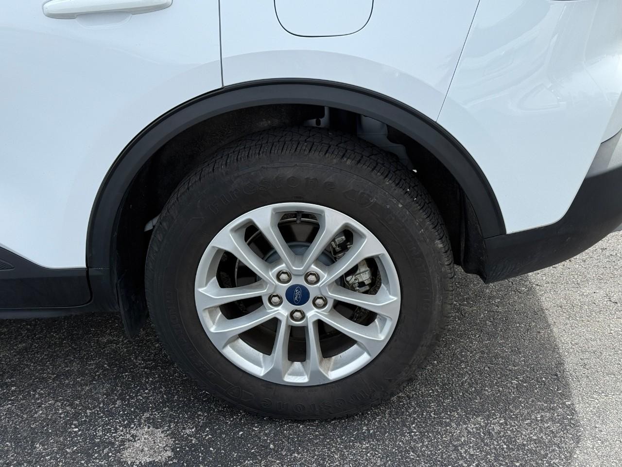 Ford Escape Vehicle Full-screen Gallery Image 06