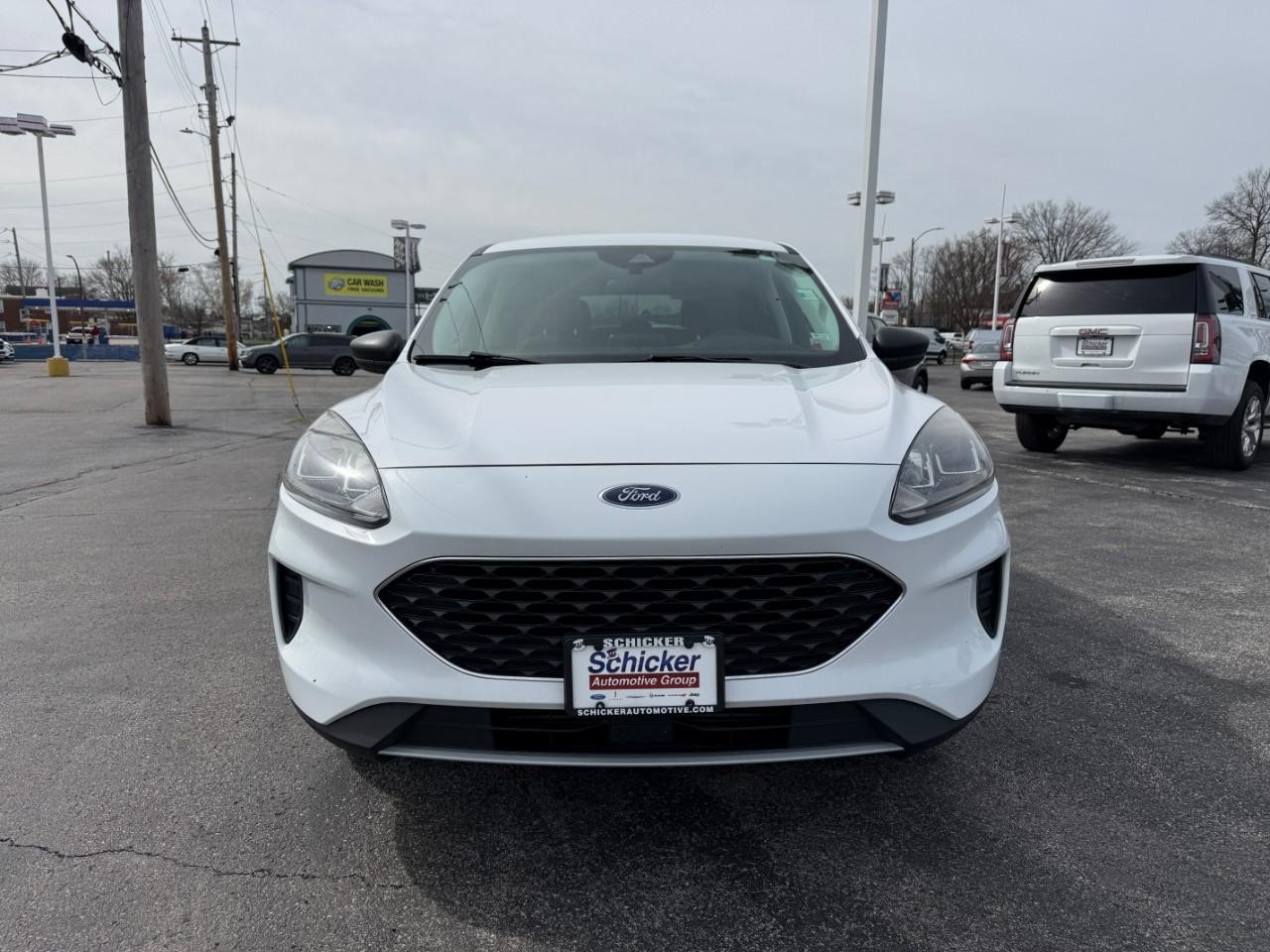 Ford Escape Vehicle Full-screen Gallery Image 09