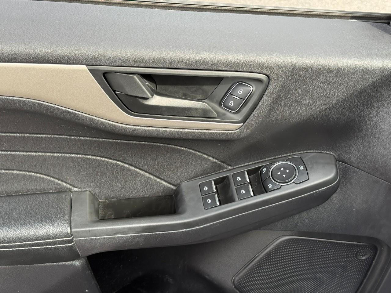 Ford Escape Vehicle Full-screen Gallery Image 16