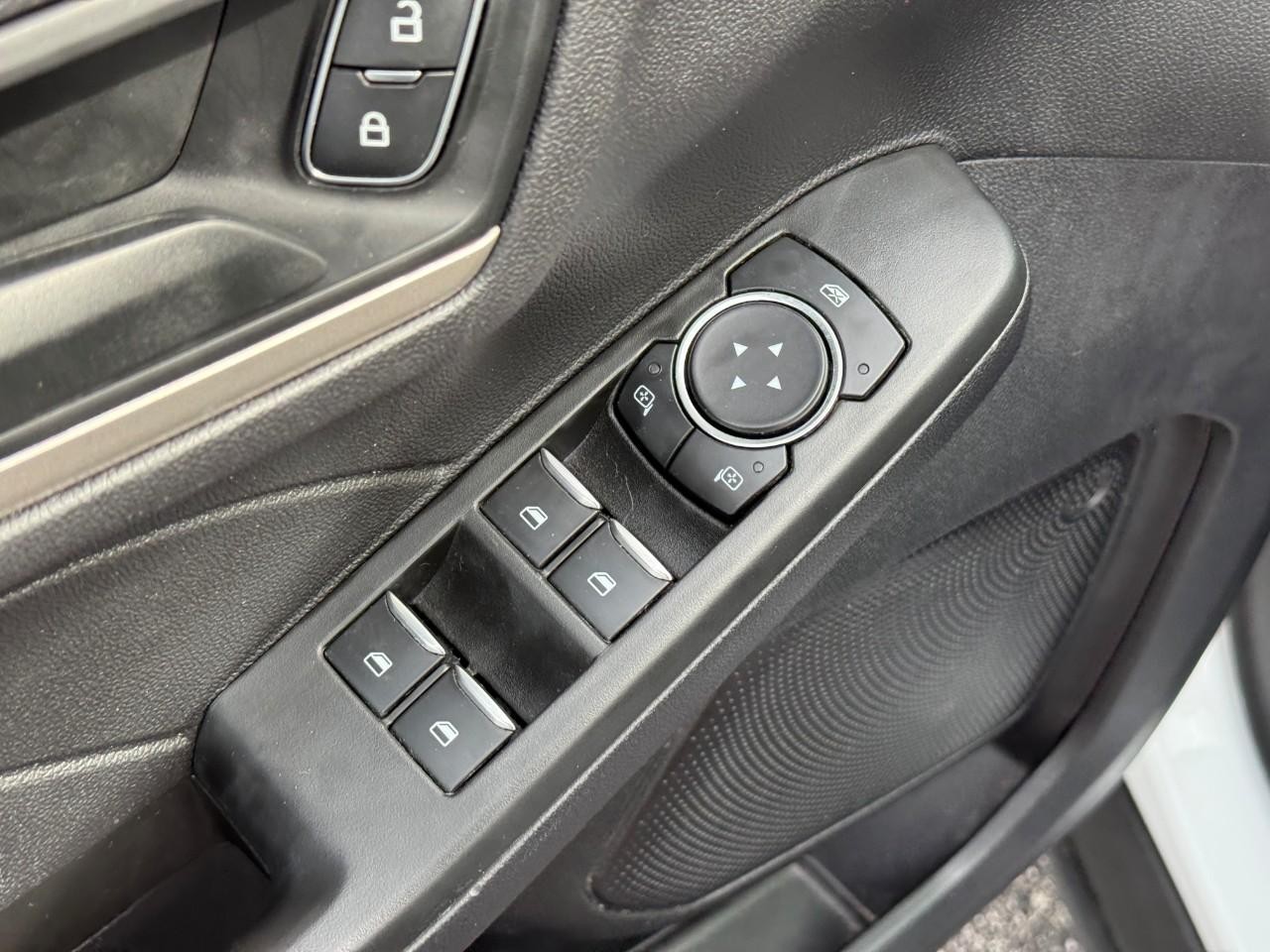 Ford Escape Vehicle Full-screen Gallery Image 17