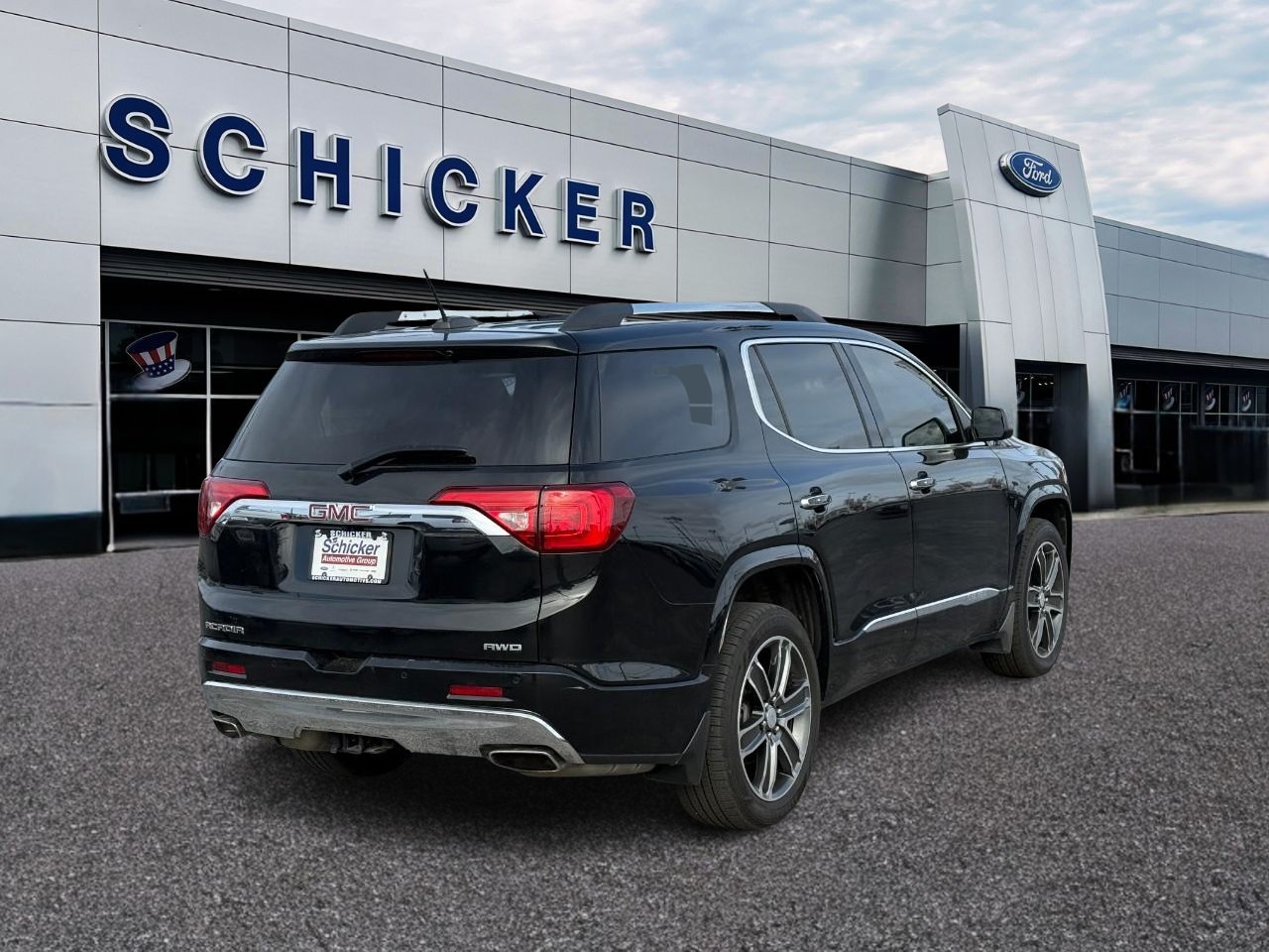 GMC Acadia Vehicle Full-screen Gallery Image 02