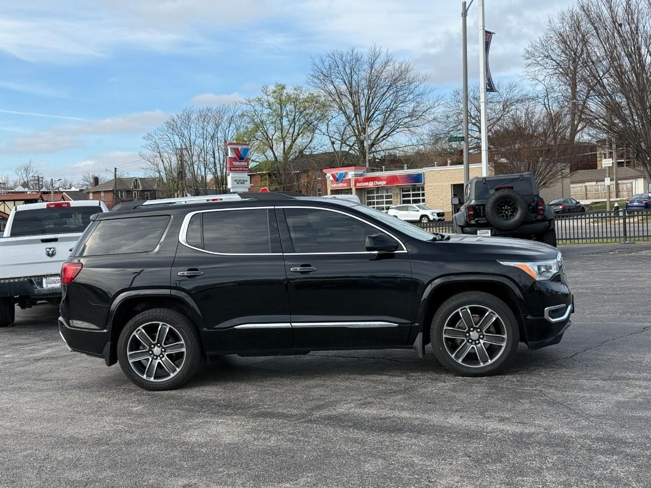 GMC Acadia Vehicle Full-screen Gallery Image 05