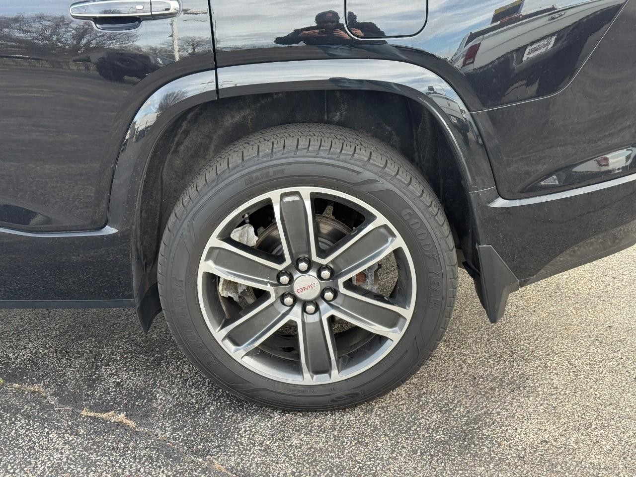 GMC Acadia Vehicle Full-screen Gallery Image 06