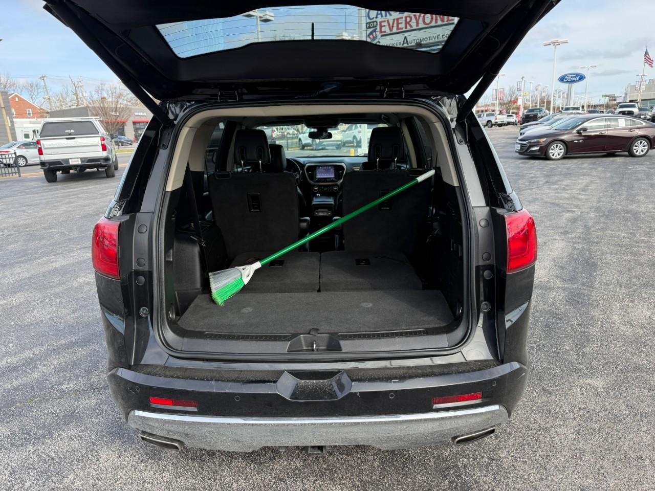 GMC Acadia Vehicle Full-screen Gallery Image 07