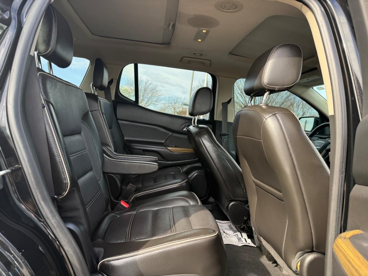 GMC Acadia Vehicle Full-screen Gallery Image 10