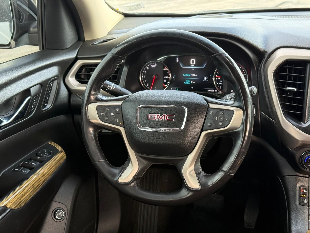 GMC Acadia Vehicle Full-screen Gallery Image 12