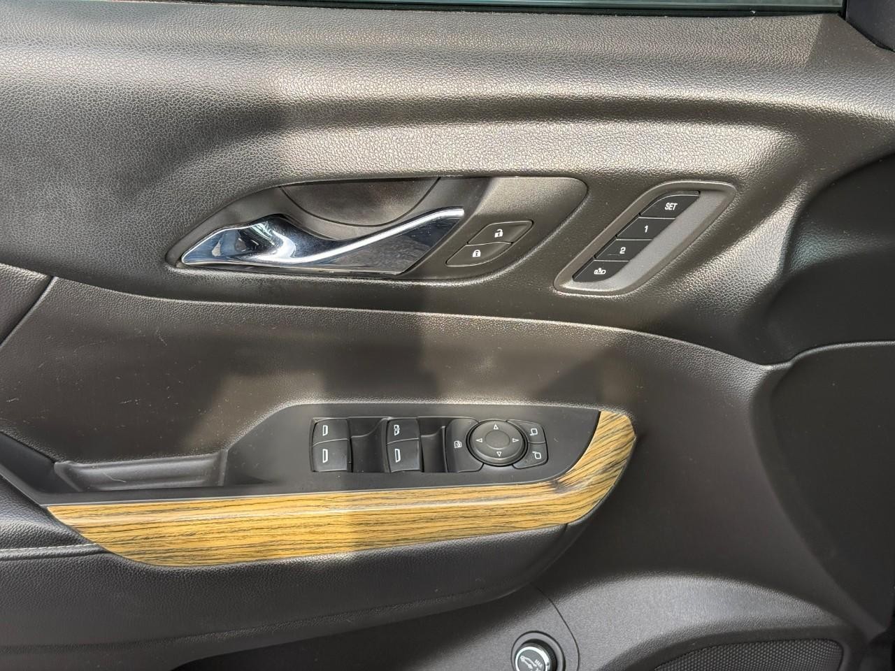 GMC Acadia Vehicle Full-screen Gallery Image 15