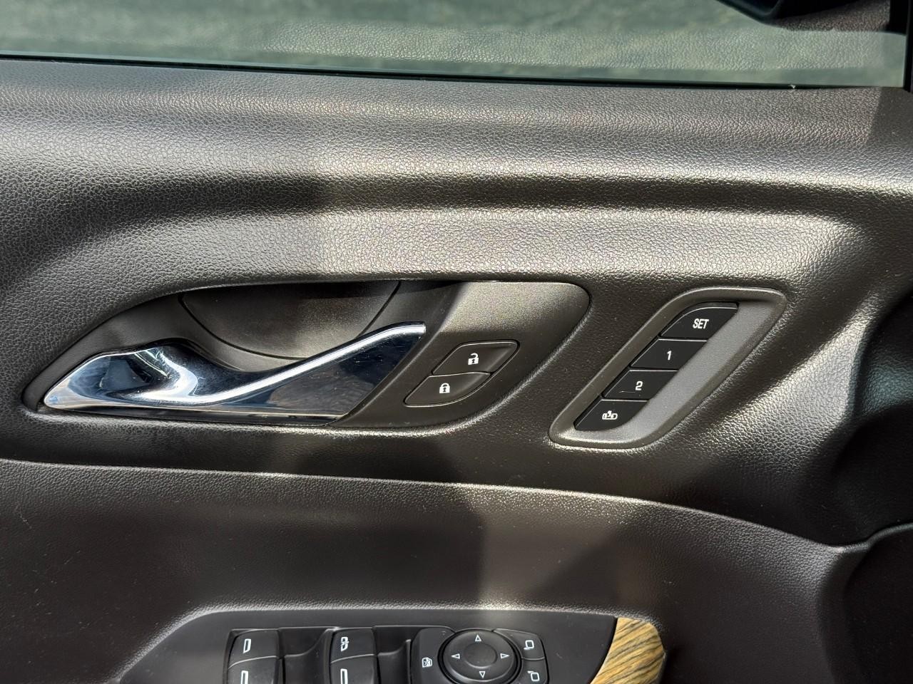 GMC Acadia Vehicle Full-screen Gallery Image 16