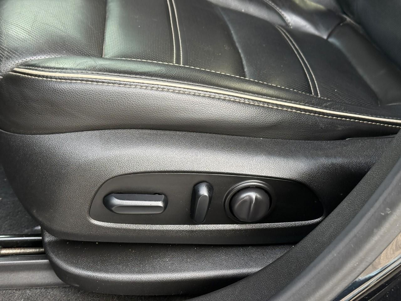 GMC Acadia Vehicle Full-screen Gallery Image 18