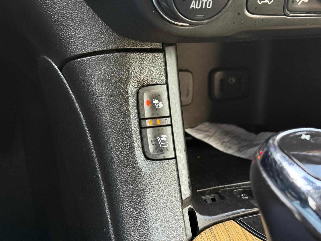 GMC Acadia Vehicle Full-screen Gallery Image 23