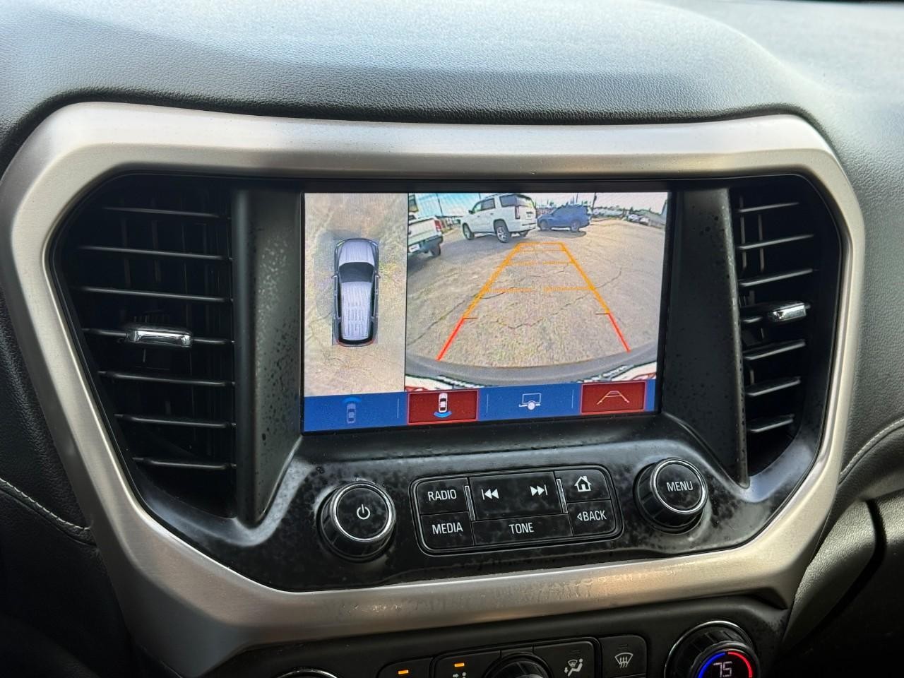 GMC Acadia Vehicle Full-screen Gallery Image 24