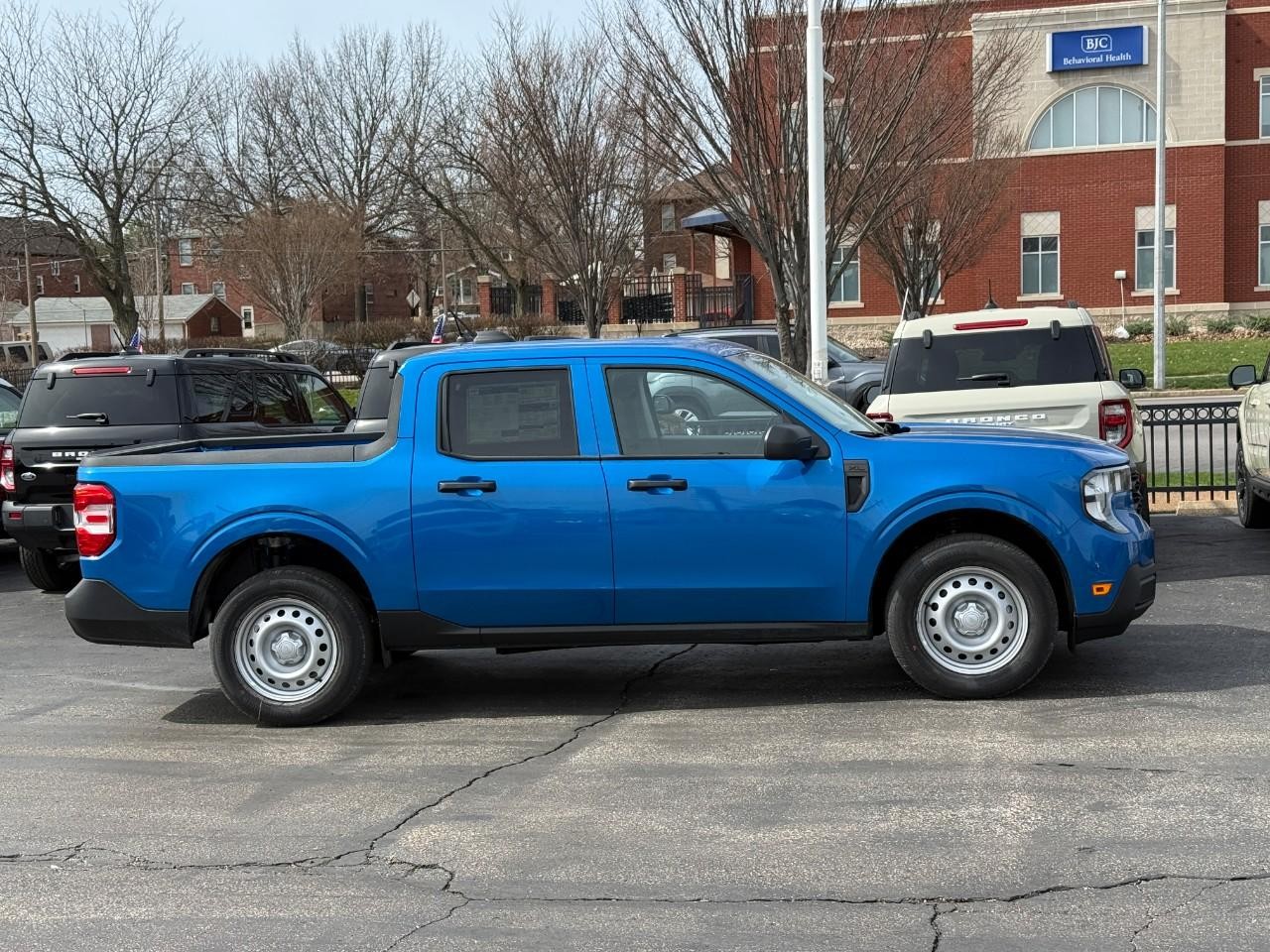 Ford Maverick Vehicle Full-screen Gallery Image 02