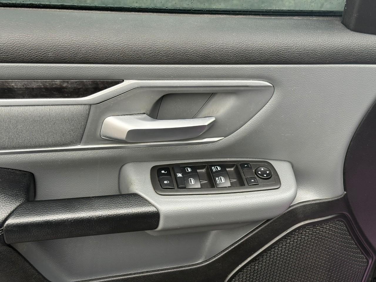 Ram 1500 Vehicle Full-screen Gallery Image 14