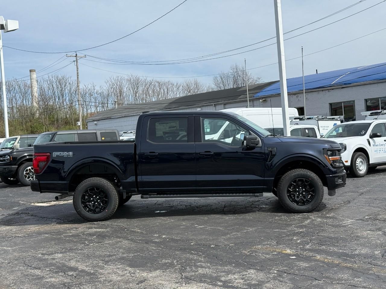Ford F-150 Vehicle Full-screen Gallery Image 02