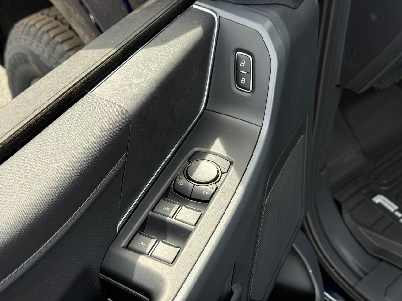 Ford F-150 Vehicle Full-screen Gallery Image 10