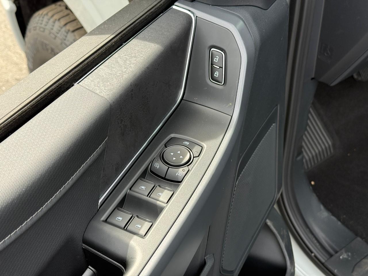 Ford F-150 Vehicle Full-screen Gallery Image 10