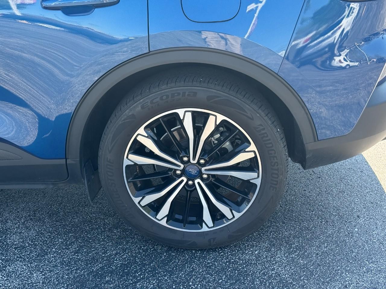 Ford Escape Vehicle Full-screen Gallery Image 06