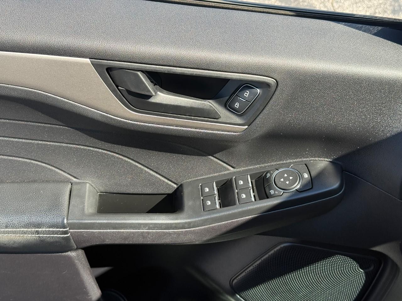 Ford Escape Vehicle Full-screen Gallery Image 16