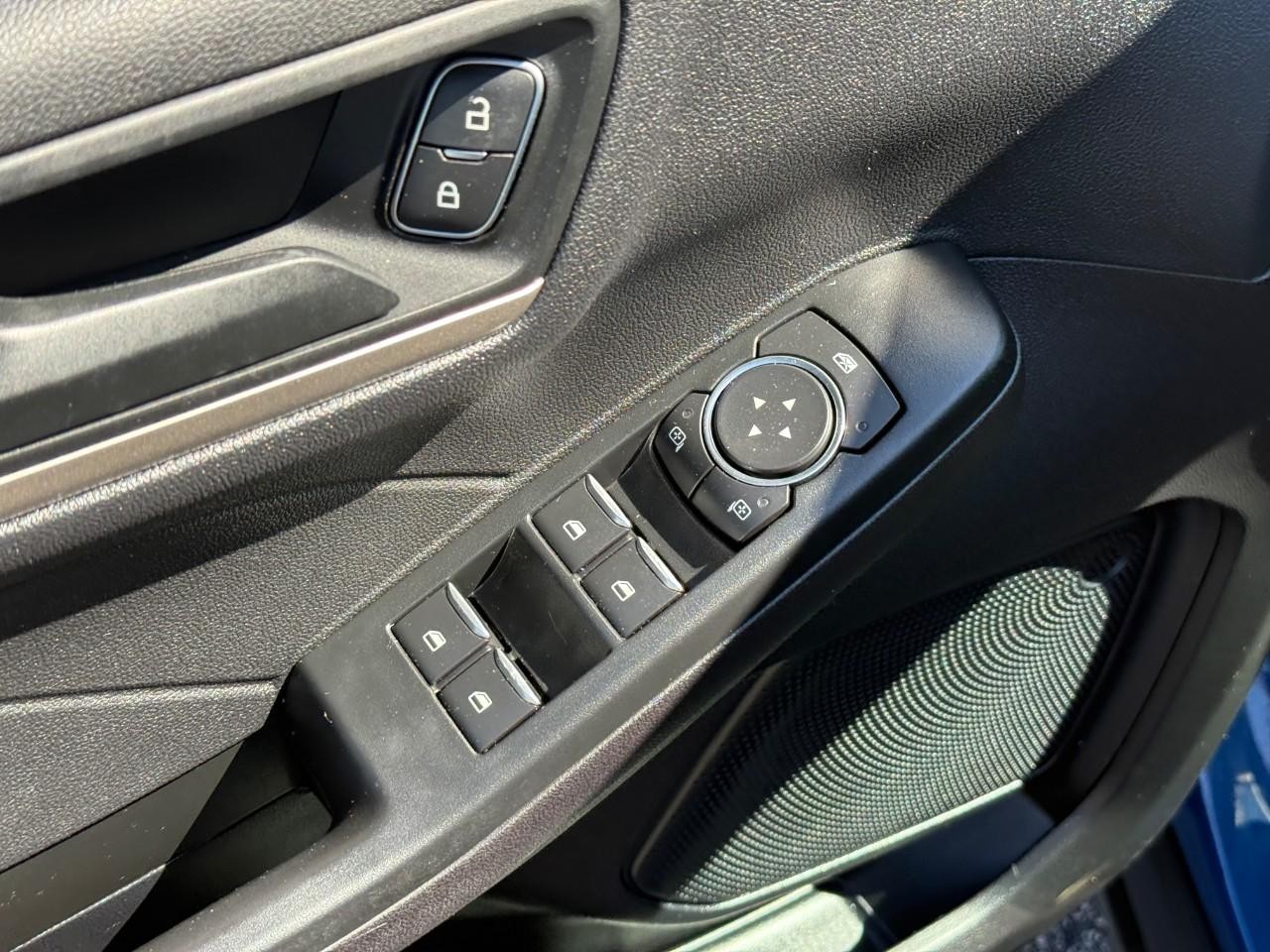 Ford Escape Vehicle Full-screen Gallery Image 17