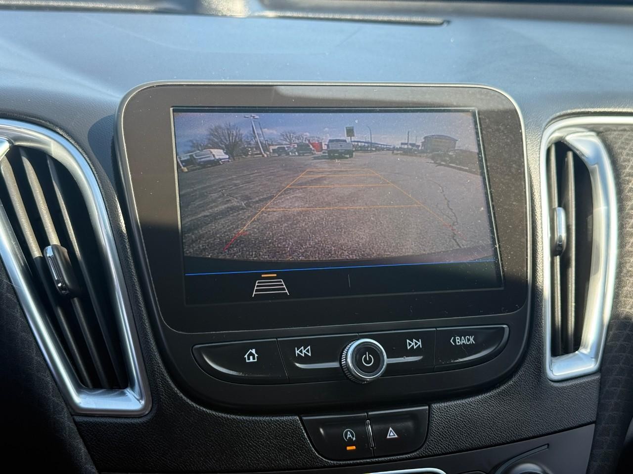 Chevrolet Malibu Vehicle Full-screen Gallery Image 25