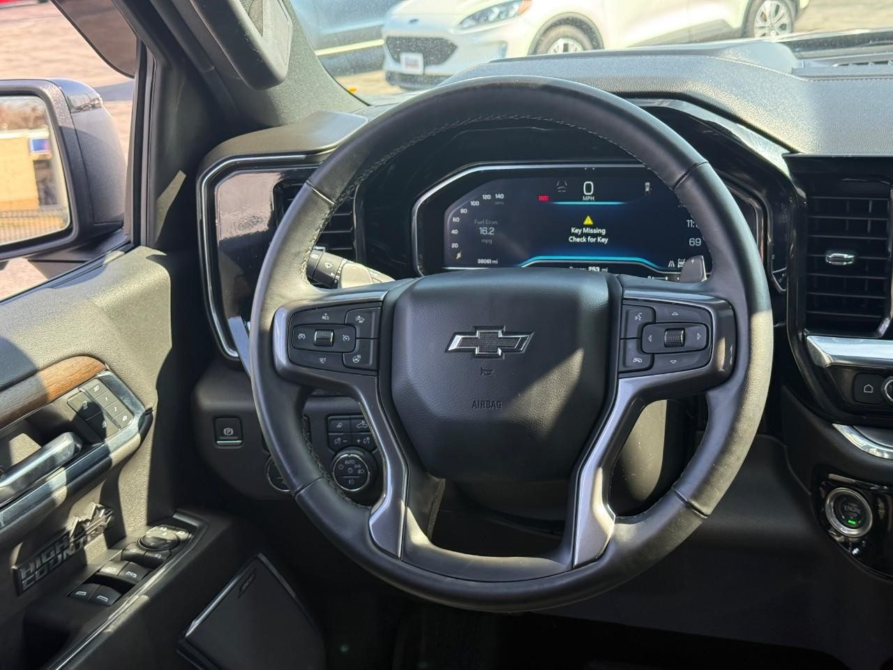 Chevrolet Silverado 1500 Vehicle Full-screen Gallery Image 12