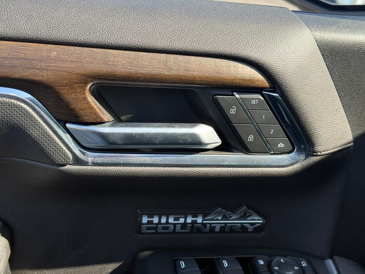 Chevrolet Silverado 1500 Vehicle Full-screen Gallery Image 16