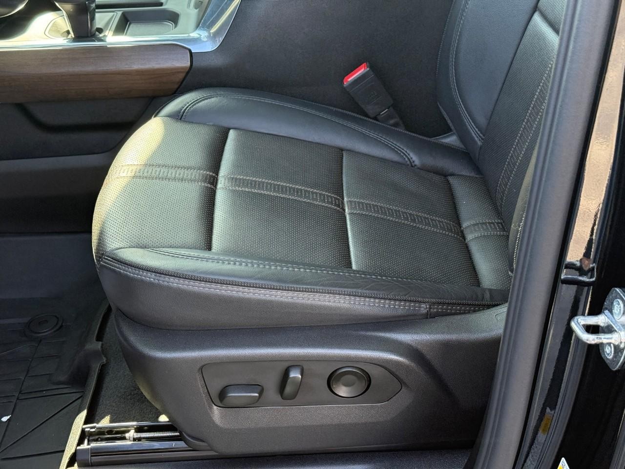 Chevrolet Silverado 1500 Vehicle Full-screen Gallery Image 17