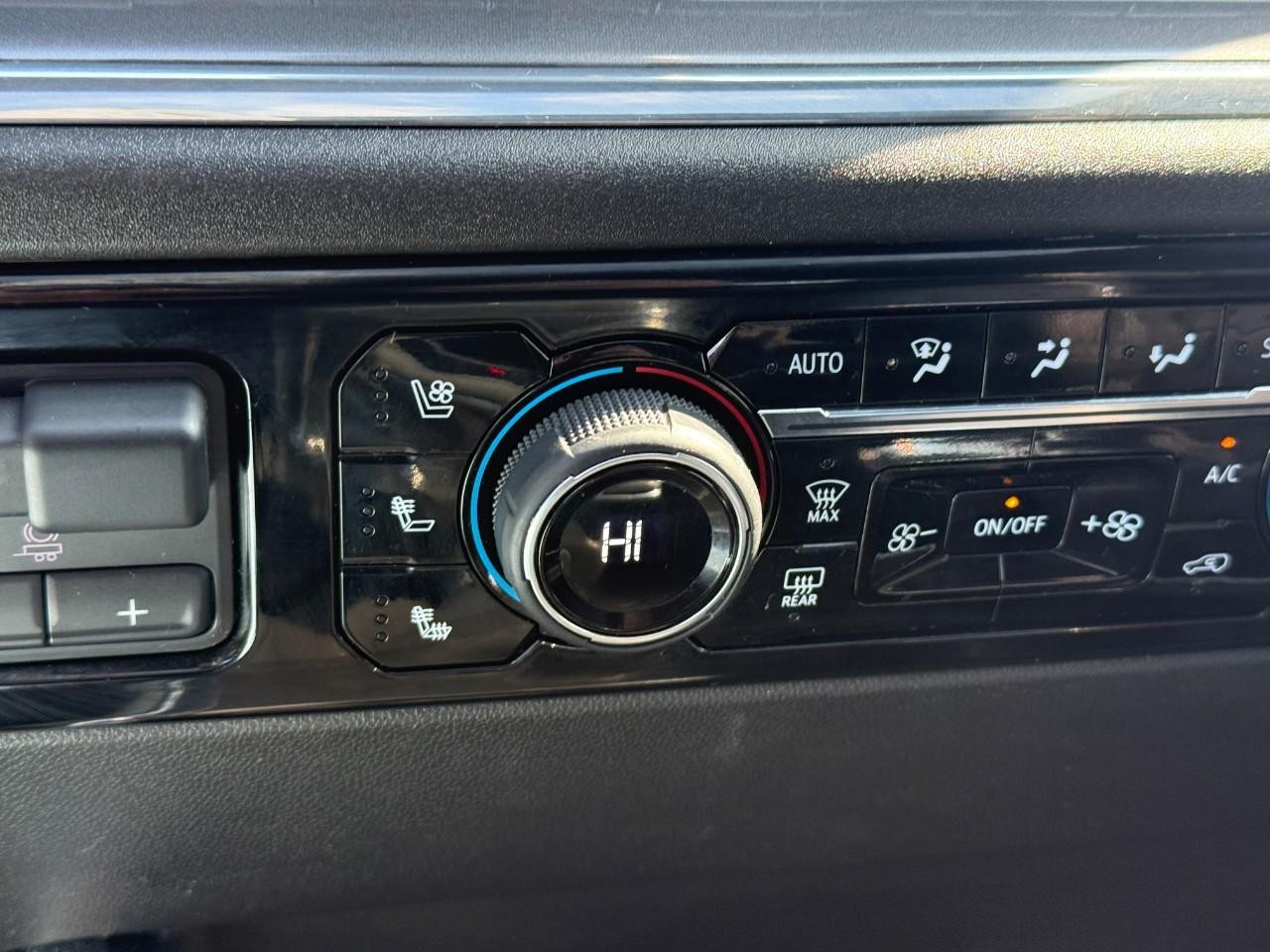 Chevrolet Silverado 1500 Vehicle Full-screen Gallery Image 23