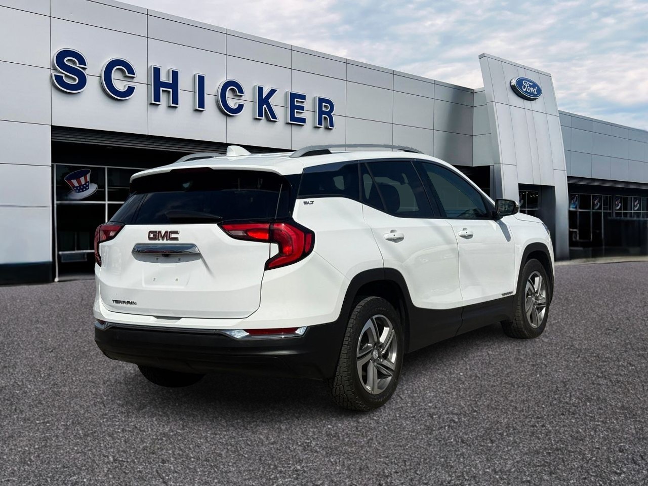 GMC Terrain Vehicle Full-screen Gallery Image 02