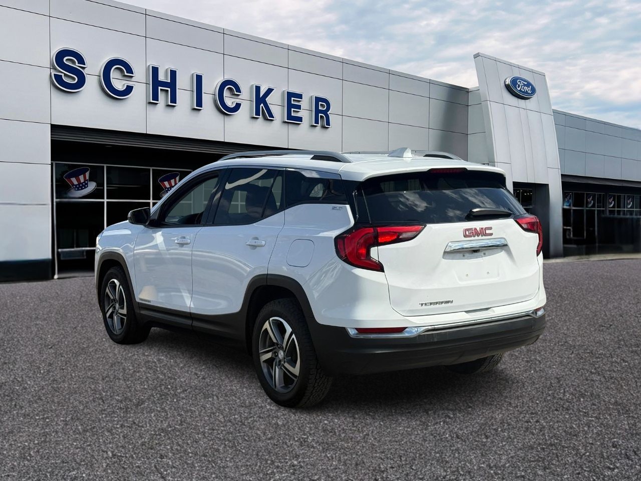 GMC Terrain Vehicle Full-screen Gallery Image 03