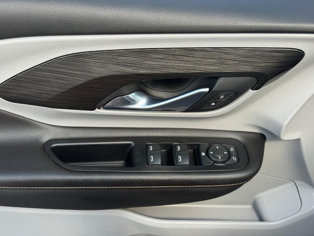 GMC Terrain Vehicle Full-screen Gallery Image 16