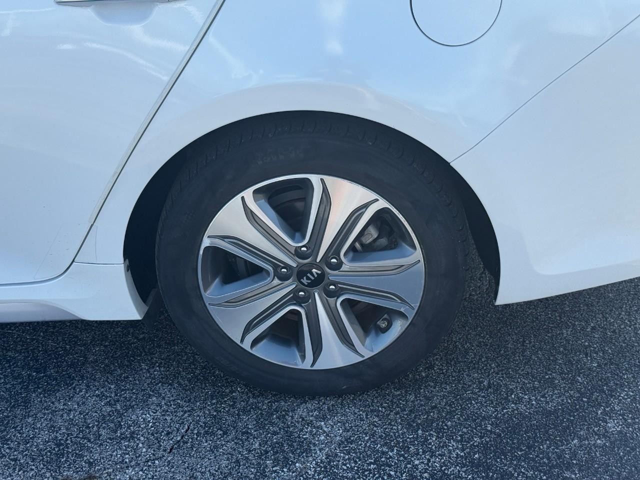 Kia Optima Hybrid Vehicle Full-screen Gallery Image 07