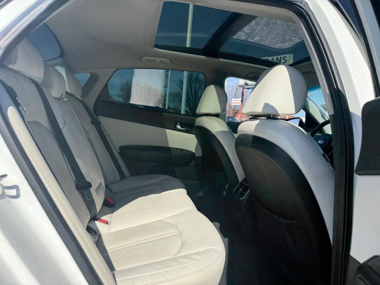 Kia Optima Hybrid Vehicle Full-screen Gallery Image 08