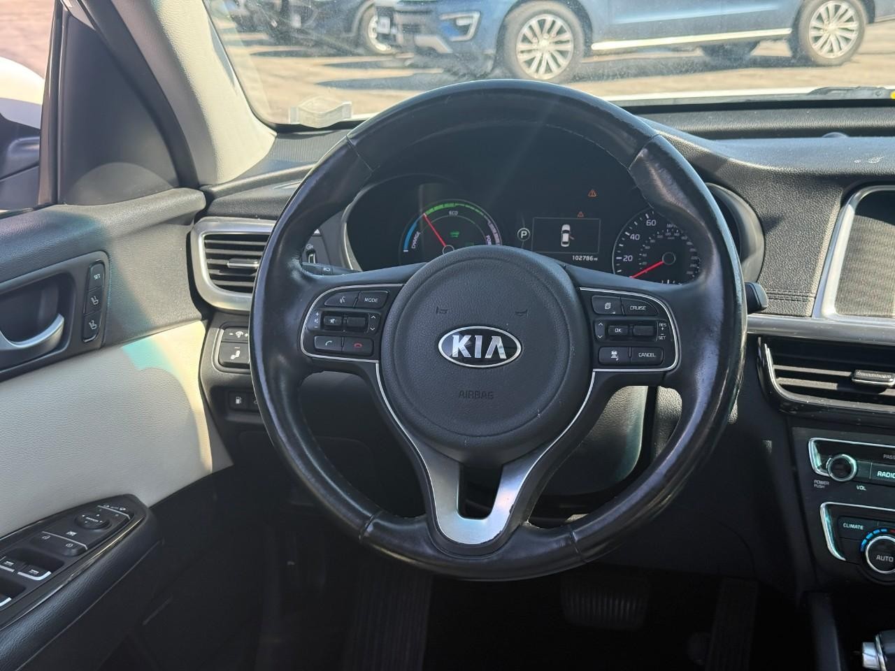 Kia Optima Hybrid Vehicle Full-screen Gallery Image 10