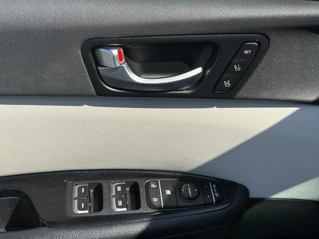 Kia Optima Hybrid Vehicle Full-screen Gallery Image 14