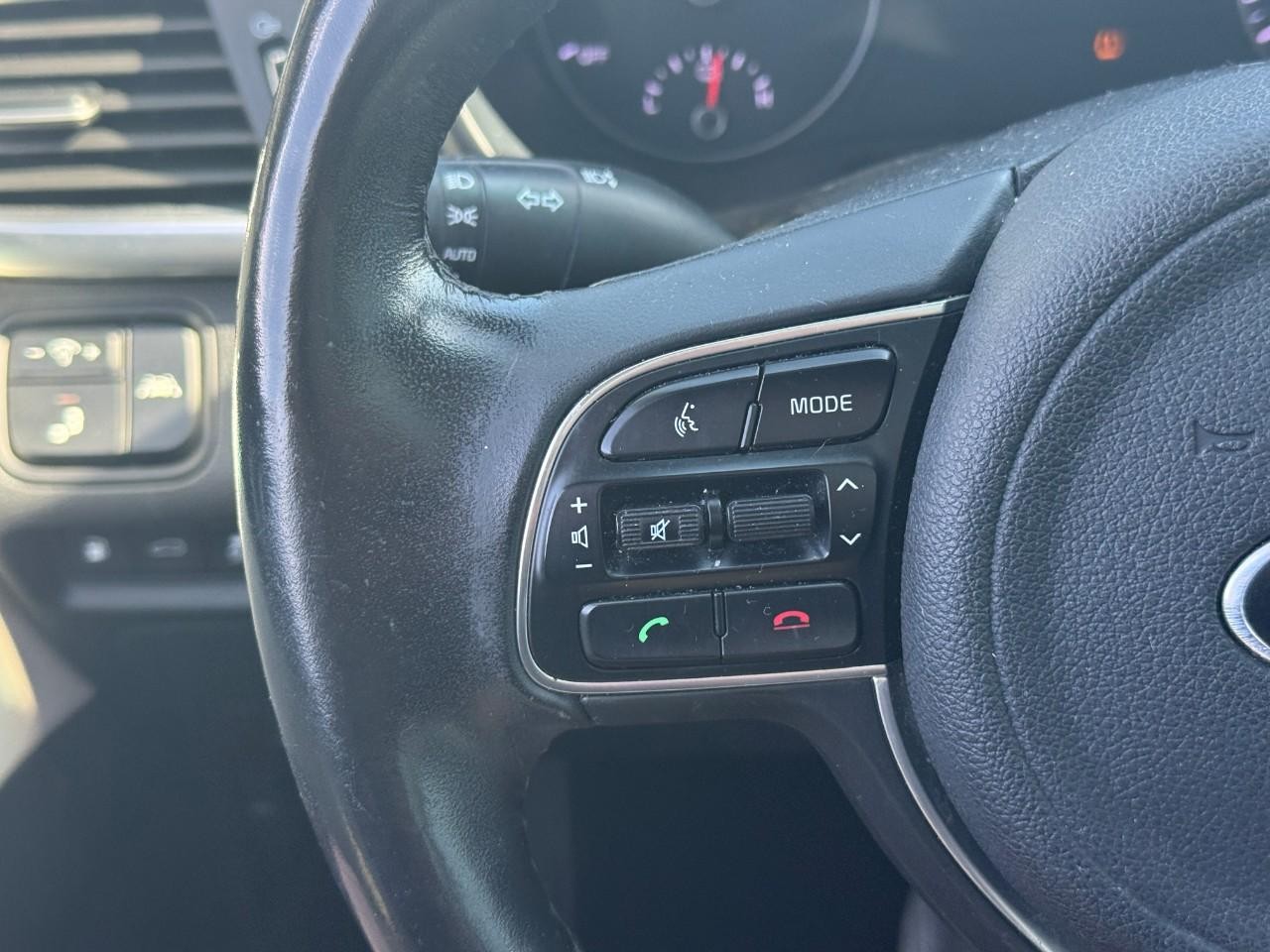 Kia Optima Hybrid Vehicle Full-screen Gallery Image 17