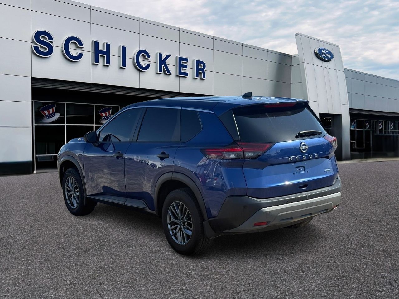 Nissan Rogue Vehicle Full-screen Gallery Image 03