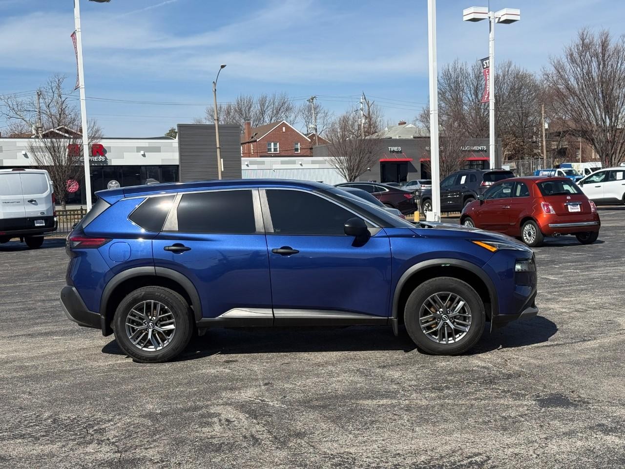 Nissan Rogue Vehicle Full-screen Gallery Image 05