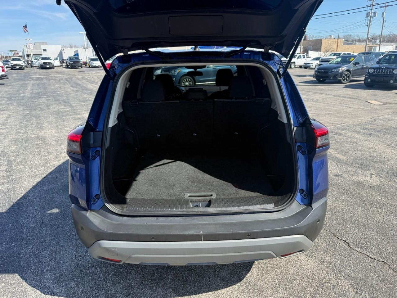 Nissan Rogue Vehicle Full-screen Gallery Image 07