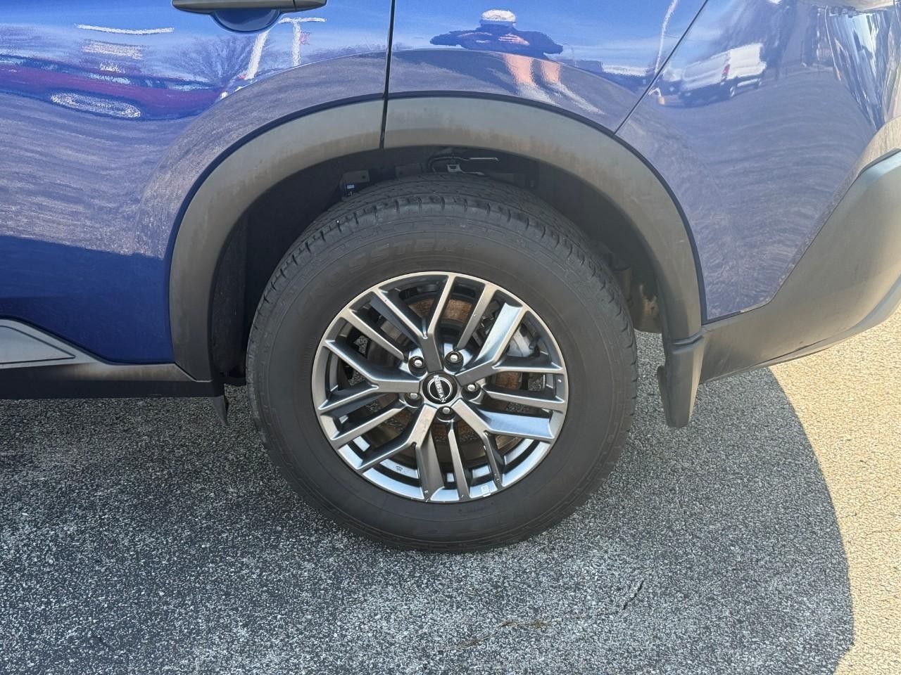 Nissan Rogue Vehicle Full-screen Gallery Image 09