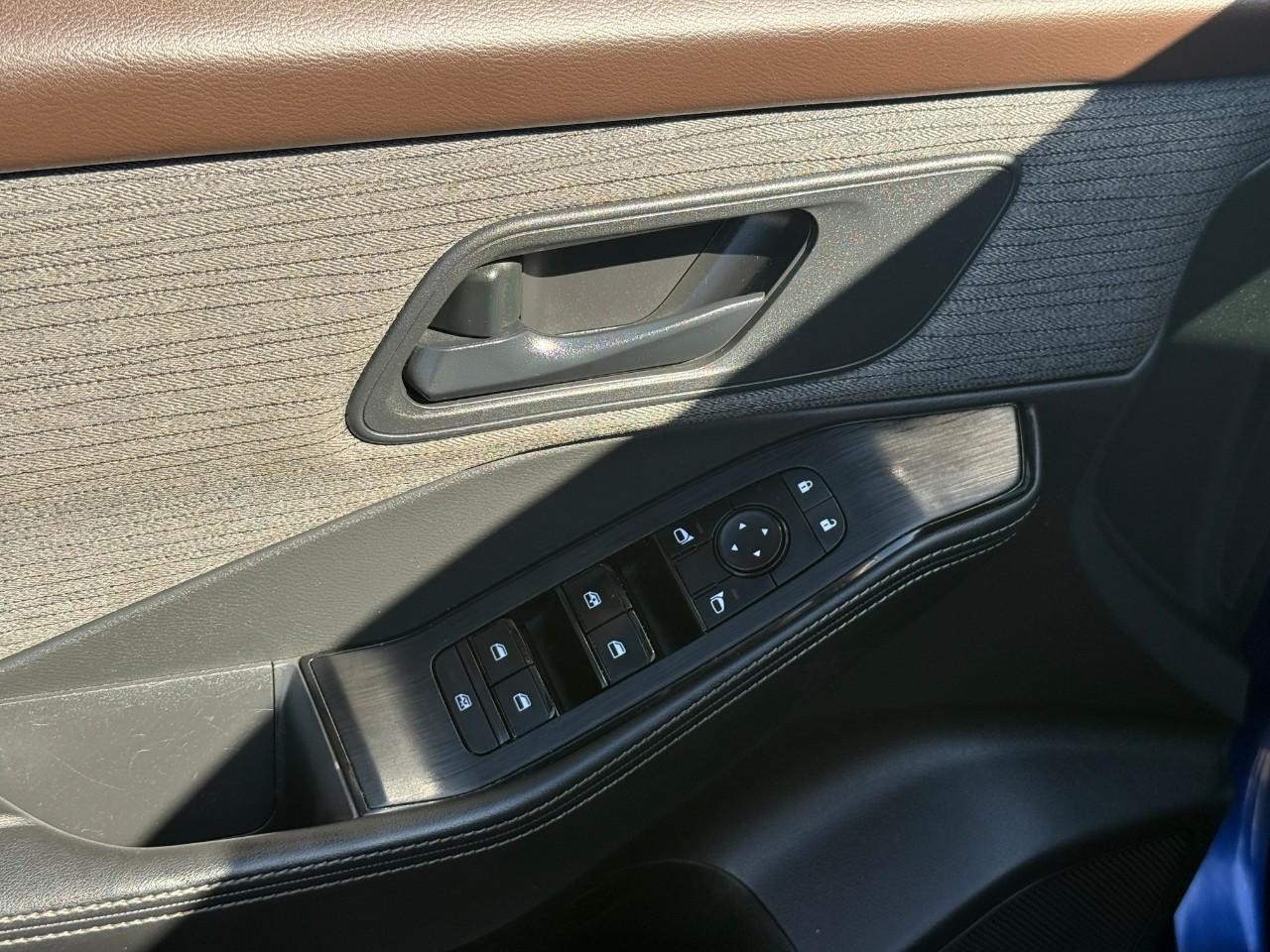 Nissan Rogue Vehicle Full-screen Gallery Image 16