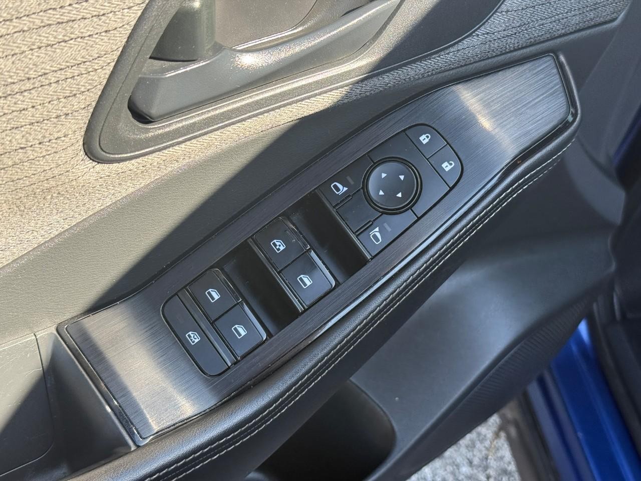 Nissan Rogue Vehicle Full-screen Gallery Image 17