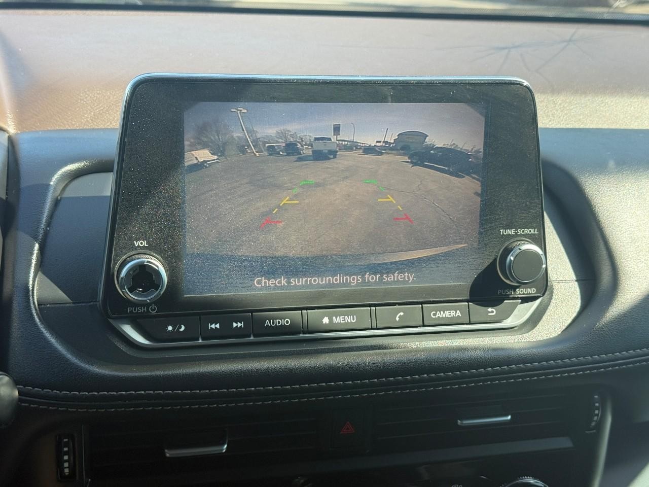 Nissan Rogue Vehicle Full-screen Gallery Image 24