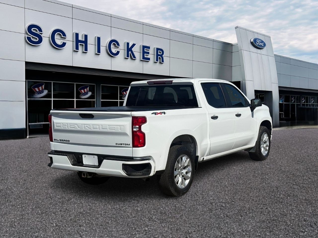 Chevrolet Silverado 1500 Vehicle Full-screen Gallery Image 02