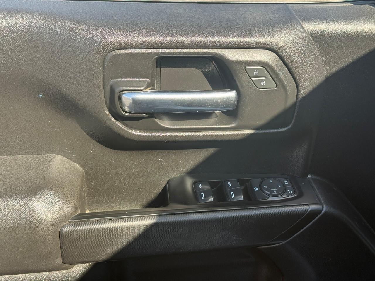 Chevrolet Silverado 1500 Vehicle Full-screen Gallery Image 12