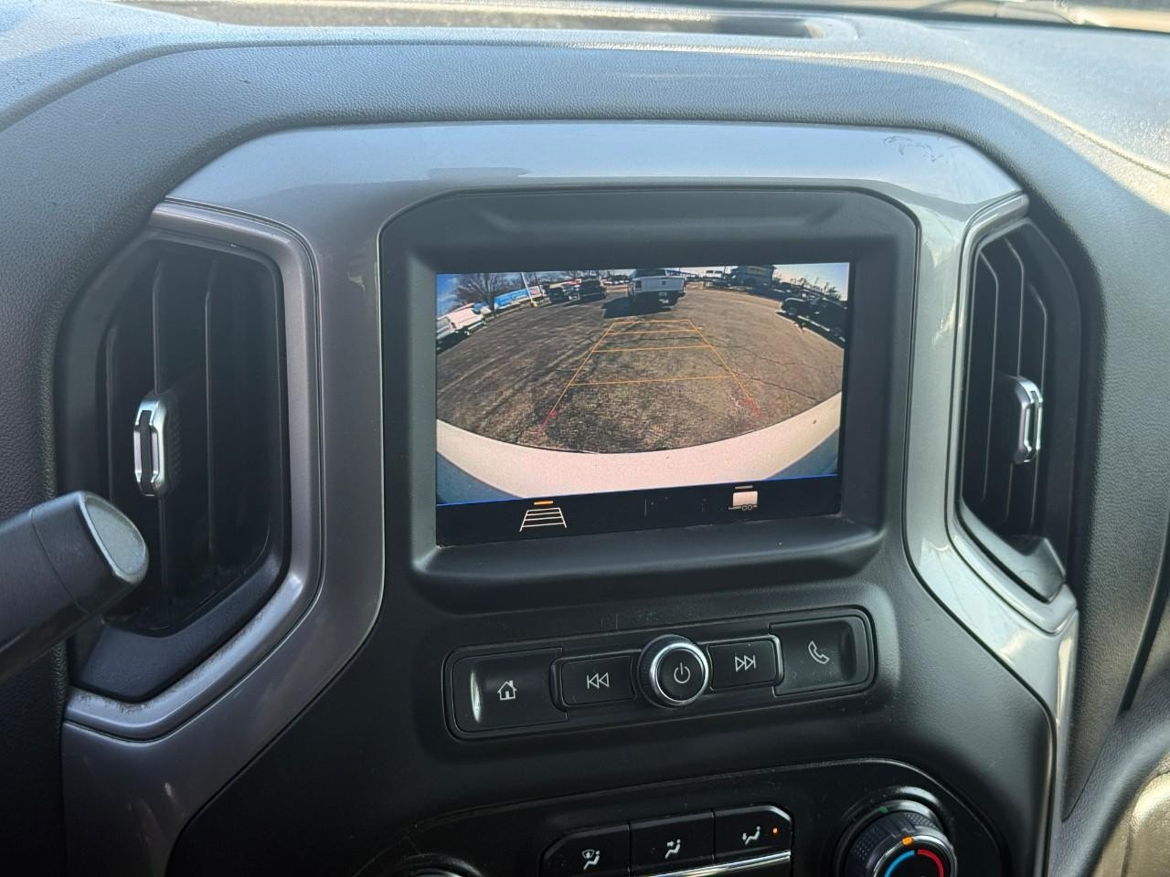 Chevrolet Silverado 1500 Vehicle Full-screen Gallery Image 17